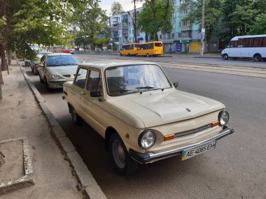 Şehirde eski Sovyet arabası. Zaz-968 'Zaporozhets'. Zaporizhzhya Otomobil Fabrikası tarafından üretilen küçük bir sınıf I grubunun Sovyet otomobili. 1971'den beri üretilmektedir..