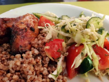 Salata lı ve tavuklu karabuğday. Ev yapımı Avrupa yemeği.