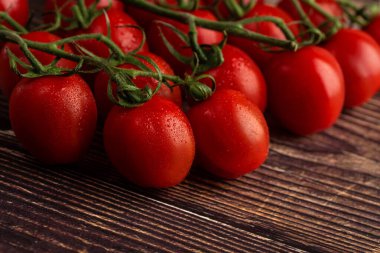 Kiraz domateslerinin koyu renkli fotoğrafı