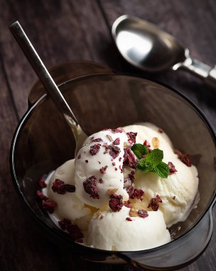 Naneli bir kasede dondurma.