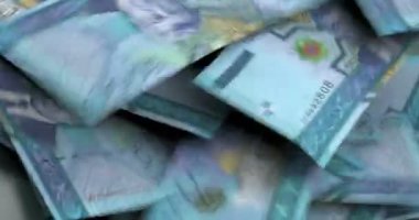 Türkmenistan Manatı renkli arkaplan üzerine düşüyor