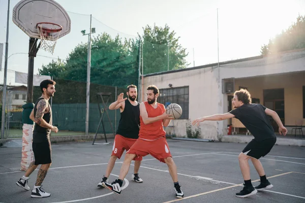 Amigos Cancha Baloncesto Juego Baloncesto —  Fotos de Stock