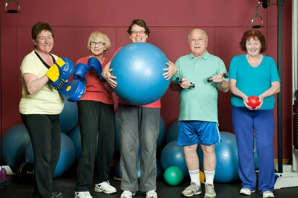 Ältere Menschen Mit Trainingsgeräten — Stockfoto