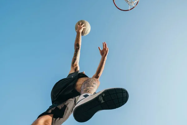 Low Angle View Basketball Player Basketball — Stock Photo, Image