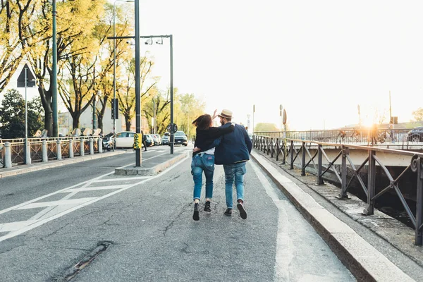 Vista Trasera Pareja Corriendo Por Canal Ciudad — Foto de Stock