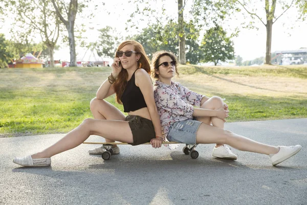 Πορτρέτο Των Δύο Νέων Γυναικών Εξωτερικούς Χώρους Κάθεται Skateboard — Φωτογραφία Αρχείου