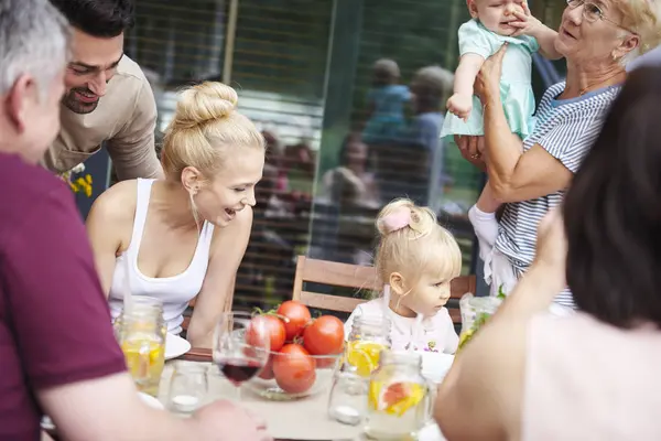 Drei Generationen Familie Mit Baby Und Kleinkind Beim Familienessen Auf — Stockfoto