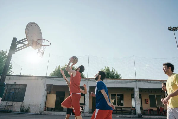 Basketbol Sahasında Basketbol Oynayan Arkadaşlar — Stok fotoğraf