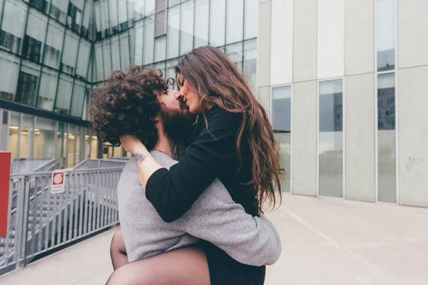 Young Couple Outdoors Kissing Woman Legs Wrapped Man — Stock Photo, Image