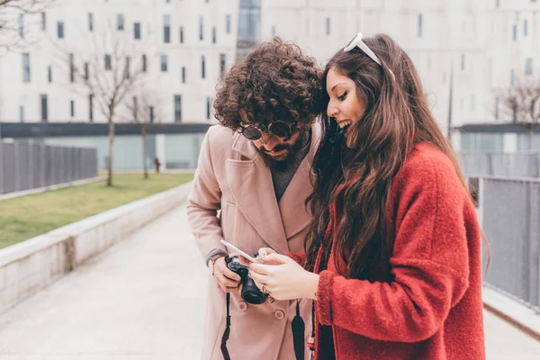 Jong Koppel Permanent Buitenshuis Smartphone Kijken Lachen — Stockfoto