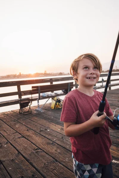 Niño Muelle Con Caña Pescar Sonriendo Goleta California Estados Unidos — Foto de Stock