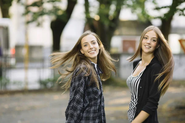 Portrait Deux Jeunes Amies Tourbillonnant Longs Cheveux Bruns Dans Parc — Photo