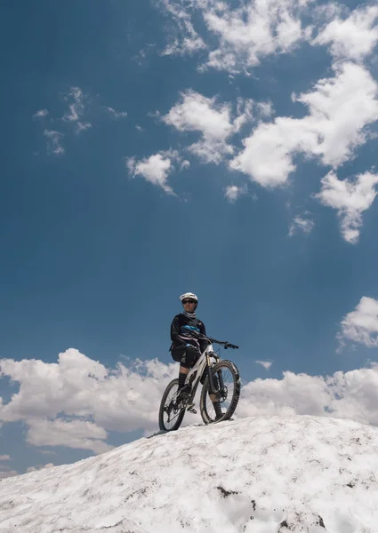 Uomo Con Bici Sulla Cima Una Collina Innevata Mammoth Lakes — Foto Stock