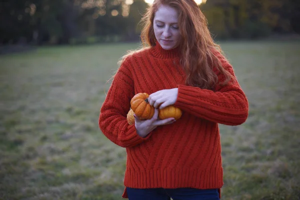 Junge Frau Hält Kürbisse Ländlicher Umgebung — Stockfoto