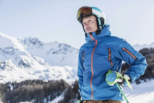 山上的滑雪者肖像看风景 — 图库照片