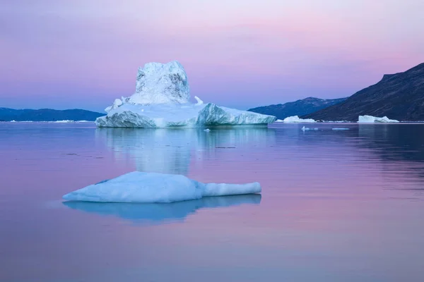 Isberg Midnattssol Ilulissat Jakobshavn Glaciär Disko Bay Grönland — Stockfoto