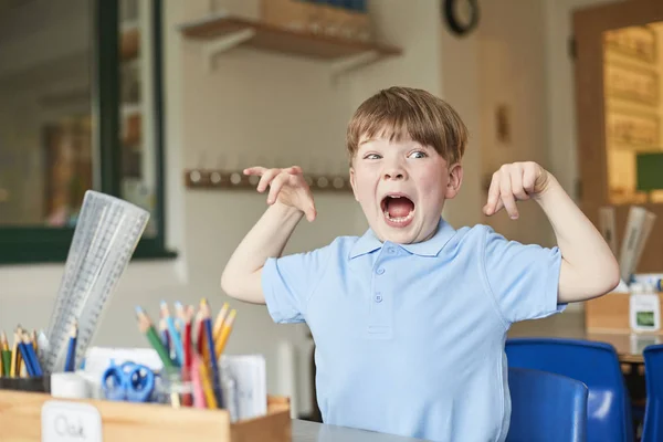 Primaire Écolier Imitant Monstre Dans Salle Classe — Photo