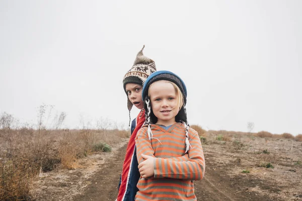 Portrait Deux Frères Bonnets Tricotés Faisant Des Visages — Photo