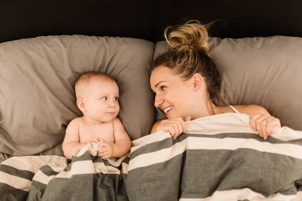 Žena Ležela Posteli Pod Peřinou Malou Dceru — Stock fotografie