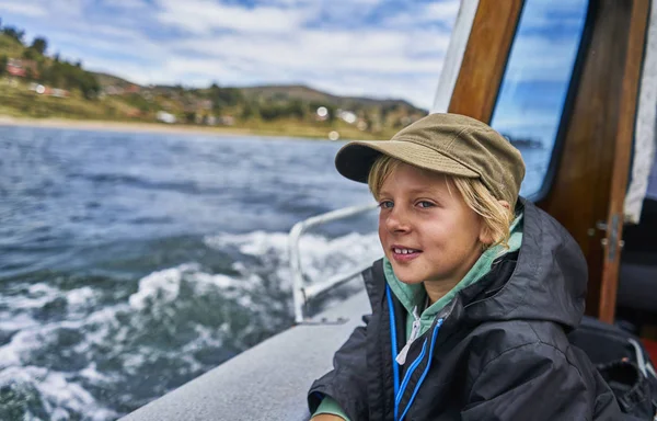 Gutt Som Ser Fra Motorbåt Til Sjøs Puno Peru – stockfoto