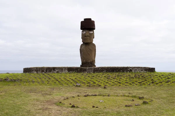 Vue Lointaine Statue Pierre Sur Colline Verte Île Pâques Chili — Photo