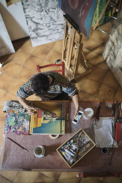 Artista Mirando Teléfono Inteligente Mientras Pinta Sobre Lienzo Estudio —  Fotos de Stock