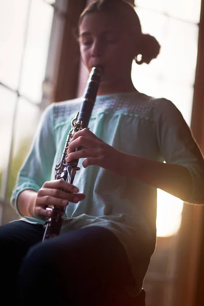 Retrato Niña Sentada Tocando Clarinete — Foto de Stock