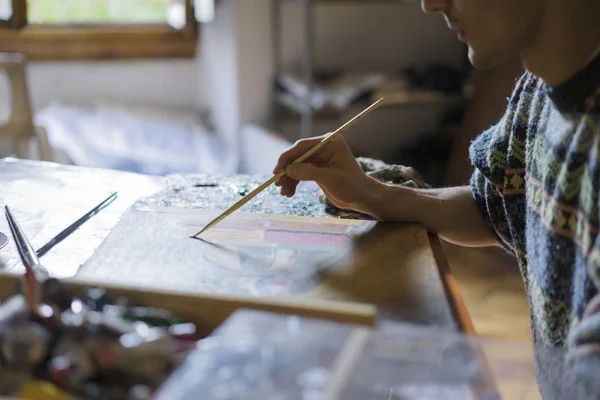 Pintura Artista Masculino Sobre Lienzo Estudio Artista — Foto de Stock