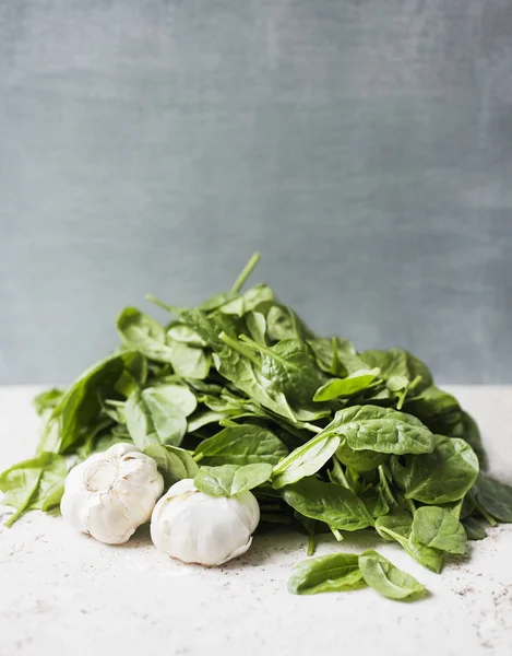 Färsk Bladspenat Och Vitlök Bord — Stockfoto