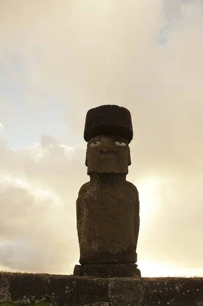 Vista Ángulo Bajo Estatua Piedra Colina Verde Isla Pascua Chile — Foto de Stock