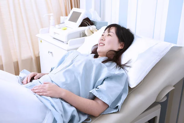 Вагітна Жінка Лежить Лікарняному Ліжку — стокове фото