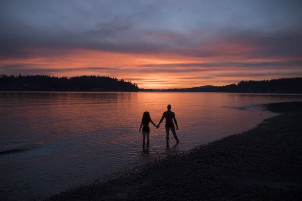 Silhouettes Couple Beach Sunset — Stock Photo, Image