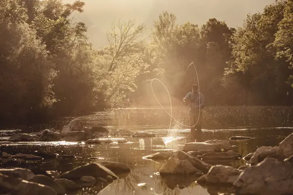 Pescador Redemoinho Linha Pesca Rio Iluminado Pelo Sol Mozirje Brezovica — Fotografia de Stock