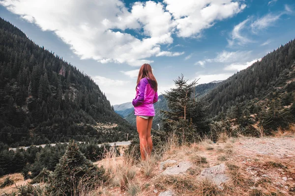 Jonge Vrouw Zoek Boslandschap Draja Vaslui Romania — Stockfoto