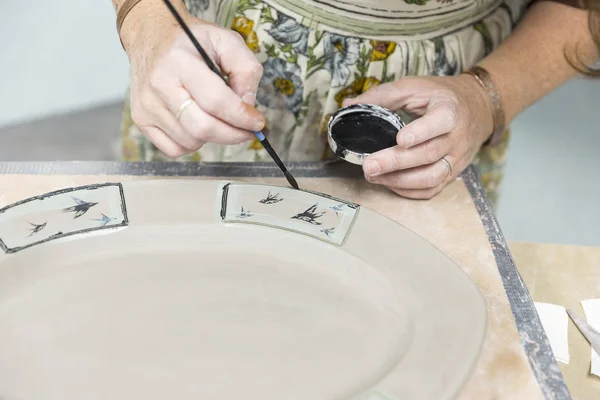 Female Hands Painting Clay Platter — Stock Photo, Image