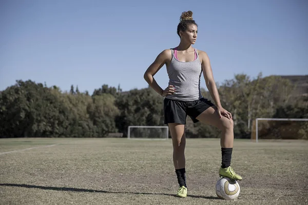 Portret Van Vrouw Het Voetbalveld Weg Zoek — Stockfoto