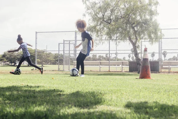 Colegialas Haciendo Driblar Práctica Pelota Fútbol Campo Deportes Escuela — Foto de Stock