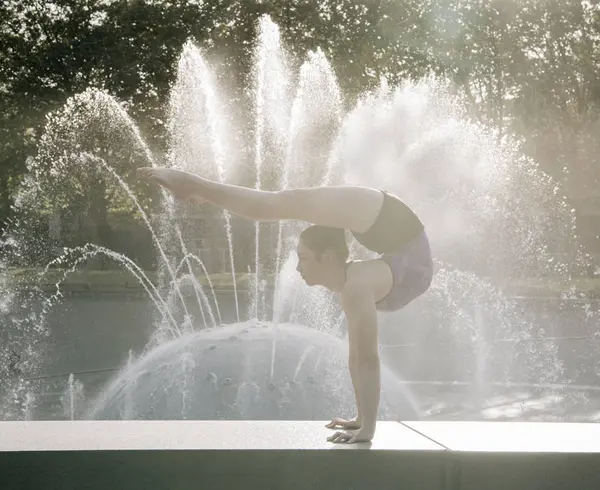 Teenage Girl Fountain Balancing Hands — Stock Photo, Image