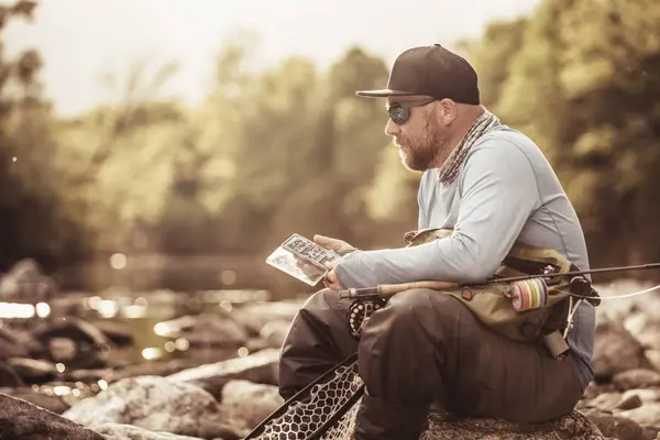 Visser Zittend Rivier Rotsen Kijkend Naar Smartphone Mozirje Brezovica Slovenië — Stockfoto