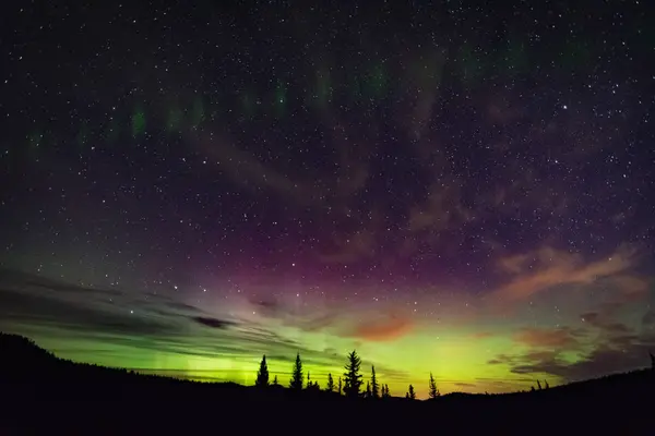 北极光 极光弧 镍板块省级公园 彭蒂克顿 不列颠哥伦比亚省 加拿大 — 图库照片