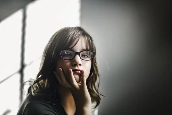 Portret Van Het Meisje Brillen Dagdromen — Stockfoto