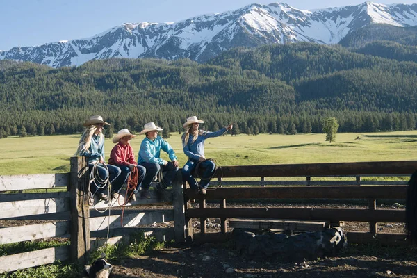 Cowboys Cowgirls Fence Looking Away Enterprise Oregon Estados Unidos América — Fotografia de Stock