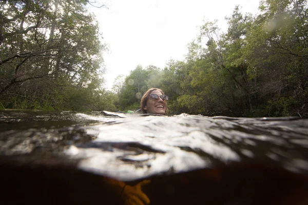 Frau Schwimmt Wasser Destin Florida — Stockfoto