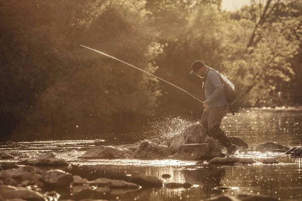 Pescador Pisando Tobillo Profundamente Río Soleado Mozirje Brezovica Eslovenia — Foto de Stock