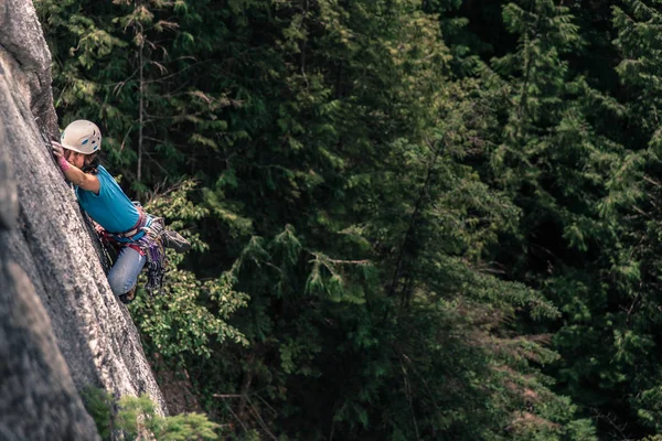 アジアの女性の登山切り立った崖 スカーミッシュ カナダ ハイアングル — ストック写真