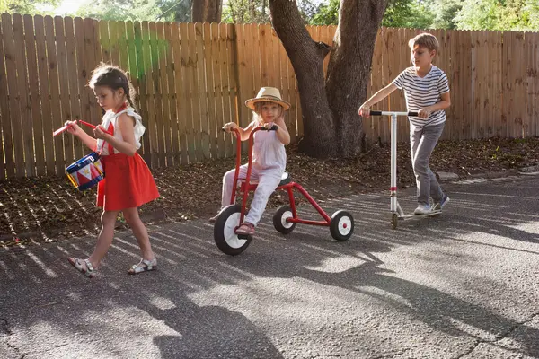Трое Детей Мини Параде Стук Барабан Езда Трехколесном Велосипеде Помощью — стоковое фото