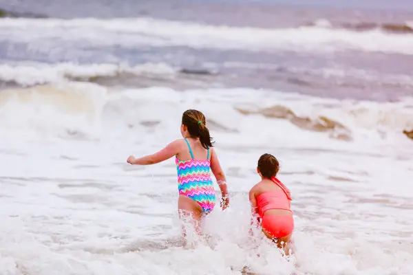 Two Girls Playing Ocean Waves Dauphin Island Alabama Usa — Stock Photo, Image