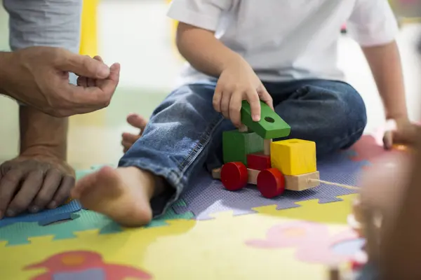 Maestro Niño Jugando Con Tren Juguete — Foto de Stock