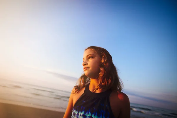 Young Girl Beach Looking Away — Stock Photo, Image