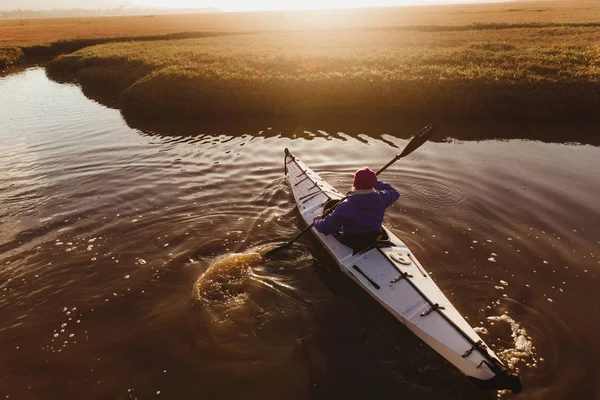 Vue Arrière Kayak Féminin Sur Rivière Coucher Soleil Morro Bay — Photo